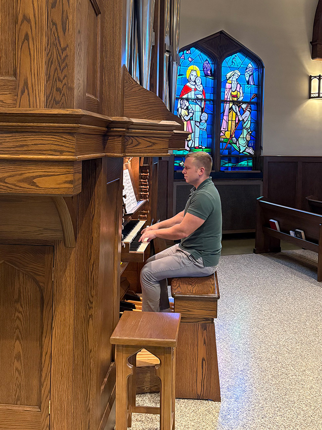 Organist Ross Jallo playing